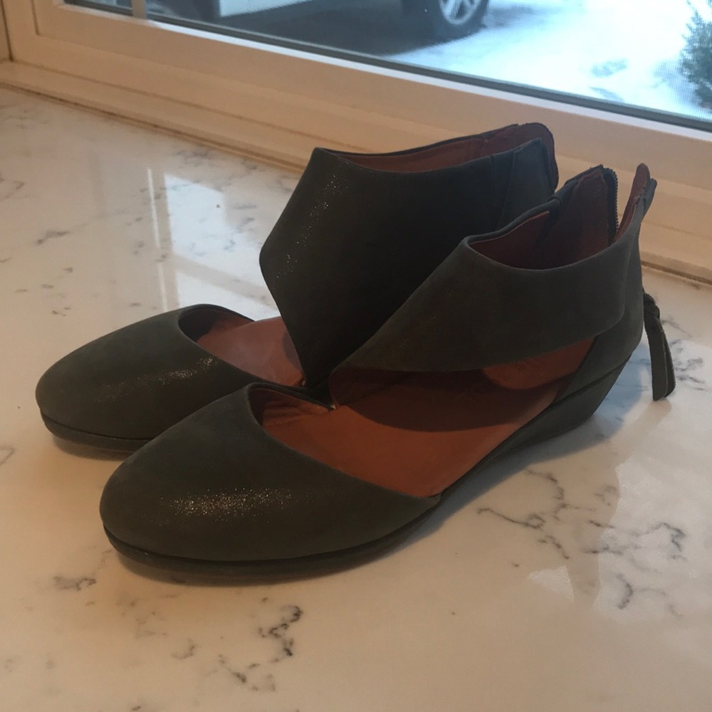 Gentle souls a symmetric cut out shoes in GREEN